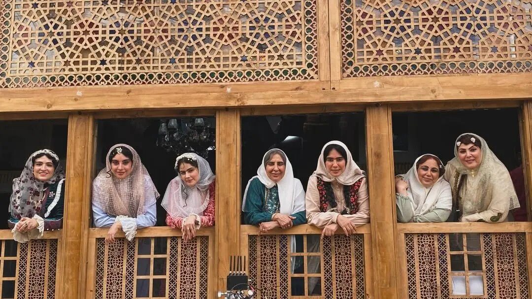 مرجانه گلچین، ترلان پروانه و گلاره عباسی در پشت صحنه «بامداد خمار» مرجانه گلچین، ترلان پروانه و گلاره عباسی در پشت صحنه «بامداد خمار»
