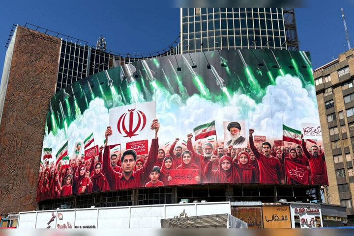 دیوارنگاره میدان ولیعصر (عج) به رنگ جمهوری اسلامی درآمد 