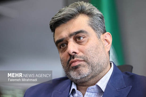 روایت آقای مدیر از «شوکهای بزرگ»؛ هنرمندان را با عملکردشان قضاوت کنیم