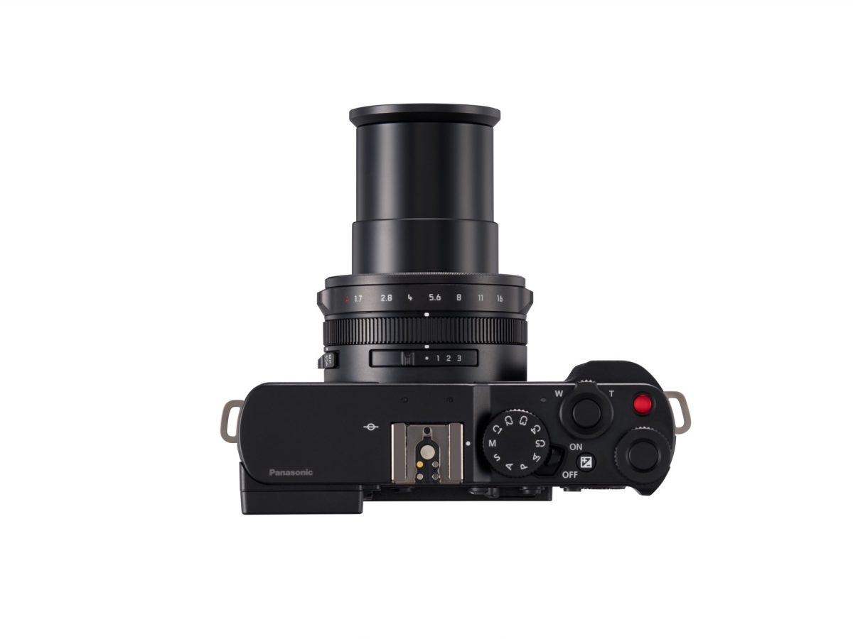 نمای بالا از دوربین Lumix با لنز بیرونآمده و طراحی مینیمال بدنه.
