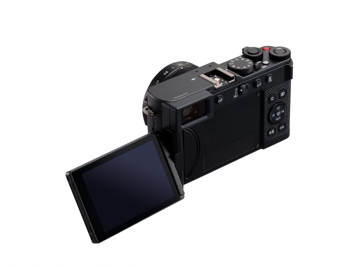 دوربین کامپکت Lumix با بدنه مشکی و نمایشگر تاشوی بازشده، در نمای پشتی و جانبی روی پسزمینه سفید.