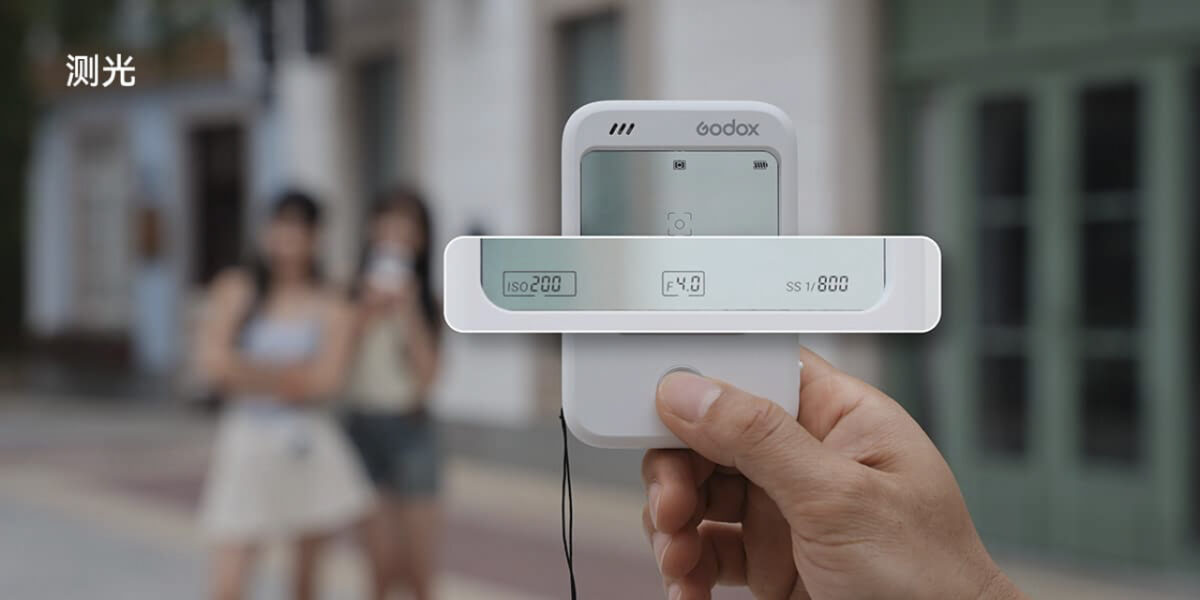 دوربین Godox C100 در حال نمایش اطلاعات نوردهی شامل ISO، دیافراگم و سرعت شاتر روی نمایشگر شفاف هنگام عکاسی